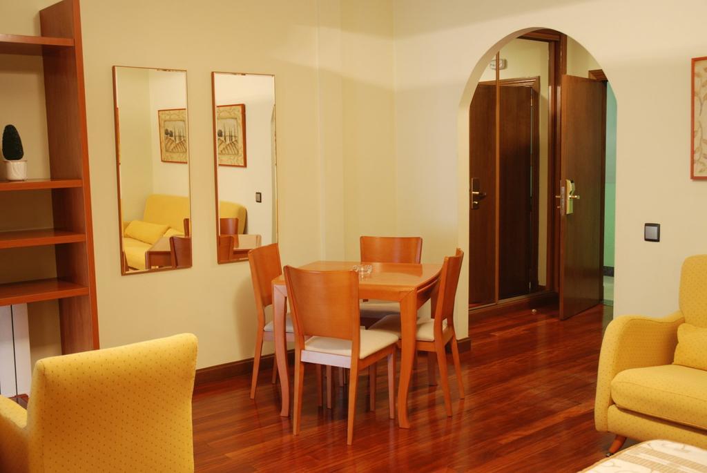 Hostal Los 5 Pinos Madryt Zewnętrze zdjęcie