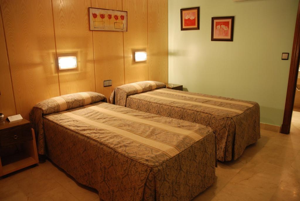 Hostal Los 5 Pinos Madryt Zewnętrze zdjęcie