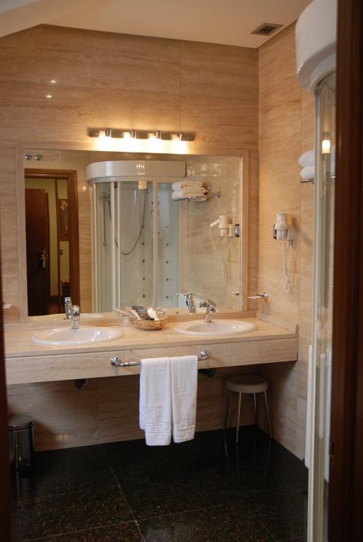 Hostal Los 5 Pinos Madryt Zewnętrze zdjęcie