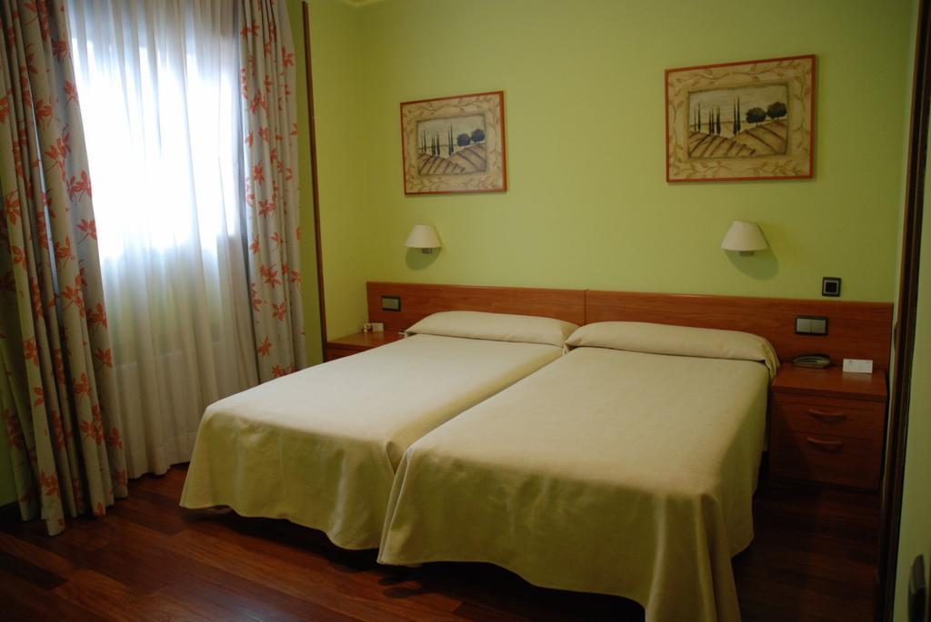 Hostal Los 5 Pinos Madryt Zewnętrze zdjęcie