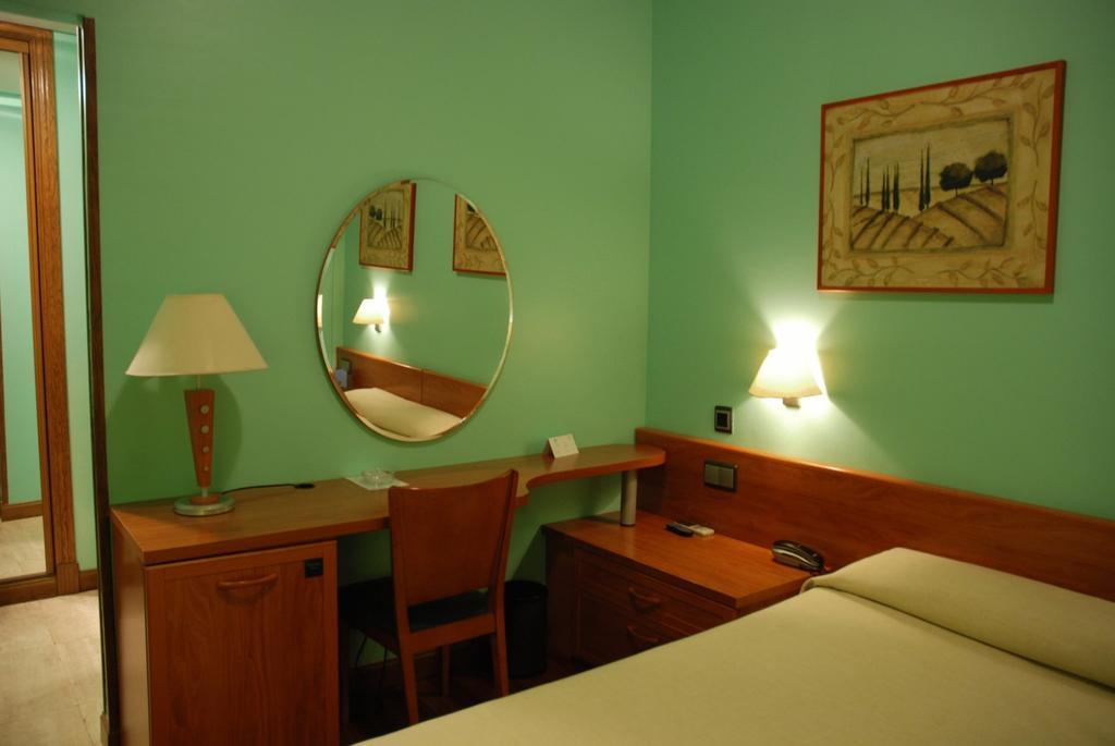 Hostal Los 5 Pinos Madryt Zewnętrze zdjęcie